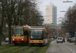 Niederflur trifft auf Hochflur: 262 als 2 nach Wolfartsweier und 590 als S1 nach Bad Herrenalb in der Augartenstrae 13.12.09