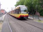 Stadtbahnwagen 843+902 an der Haltestelle Stdtisches Klinikum in Karlsruhe. Wegen der Tour de France mit dem Ziel in Karlsruhe pendelten am 08.07.2005 Zweisystemwagen zwischen Hochstetten und Karlsruhe Stdtisches Klinikum im 20-Minuten-Takt. Dieser Zugverband fhrt in wenigen Minuten wieder ber die Nordweststadt, Neureut und Leopoldshafen zurck nach Hochstetten.