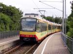 Stadtbahnwagen 902+843 an der Haltestelle Linkenheim Schulzentrum.