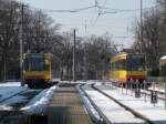 Kurzes  Bahnmeeting  am Ettlinger Stadtbahnhof. Whred Tw 577 (Rechts im Bild und bei der Ausfahrt) als S11 nach Hochstetten fhrt und sich warm hlt,  friert  der linke Tw 560 auf einem der vielen Abstellgleise. Tw 560 ist mit einem Luftqualittsmessungsgert ber dem vorderen Zielrollband ausgestattet. Aufnahmedatum: 07.03.2010.