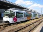 Zweisystem-Stadtbahnwagen 848 des KVV steht am 12.06.2005 im Hauptbahnhof von Karlsruhe und wird in Krze auf der Linie S32 in Richtung Bruchsal und weiter nach Menzingen fahren.