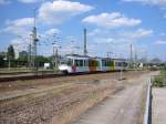 Zweisystem-Stadtbahnwagen 848 des KVV fhrt am 12.06.2005 in den Hauptbahnhof von Karlsruhe ein.