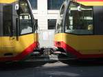 2xKarlsruher Straenbahn zusammengekuppelt.