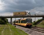 Auf der Strae und auf der Schiene:
Ein  GT8-100D/2S-M (908) als S32 trifft am 6. August 2010 bei Muggensturm auf einen LKW.