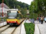 AVG-Zweisystemtriebwagen 884 und 905 an der Haltestelle Bad Wildbad Kurpark. Als S5/S6 werden sie gleich ber die Innenstadtstrecke zum Bahnhof fahren, um von dort weiter ber Pforzheim nach Bietigheim-Bissingen zu gelangen. (2.10.05)