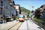 Eine Kleinstadt mit  Tram  -    Eine weitere Ansicht der Haltestelle  Uhlandplatz/Sommerbergbahn .