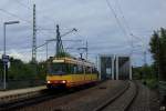 Im letzen Abendlicht erreicht Tw 814 am 27.8.2010 den Haltepunkt Maximiliansau-Eisenbahnstrae.