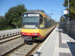 Tw 871 und der vordere Tw 8?? fuhren am 10.10.2010 als S32 nach Bruchsal-Menzingen. Das Duo fhrt gerade den Bahnhof von Bruchhausen (b Ettlingen) aus.