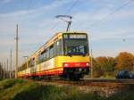 Stadtbahnwagen 562 des Karlsruher Verkehrsverbundes (KVV), eingesetzt auf der Linie S1 nach Bad Herrenalb, verlt mit hohem Tempo den Karlsruher Stadtteil Rppurr und fhrt weiter in Richtung Ettlingen. Die Aufnahme stammt vom 27.10.2005.