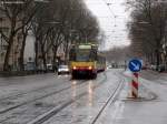 25.11.2010: TW 823 und unbekannter TW als S5 nach Bad Wildbad erreichen bei strmendem Regen Karlsruhe-Hndelstrae.