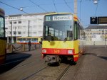 Tw 520 und der vordere Tw 5?? am 30.01.2011 als S1 von Bad Herrenalb nach Neureut. Das Duo hatte geraden die Station Marktplatz (Pyramide) verlassen und biegt gerade in Richtung Mhlburger Tor ab.