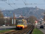 22.02.2011: Der Wagen 861 ist soeben in die Durlacher Allee eingebogen und macht sich nun auf den Weg in die Kaiserstrae. Aufgenommen an der Station Untermhlstrae, die der Zug nonstop passiert. Im Hintergrund ist der Durlacher Turmberg zu erkennen.