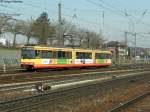 12.03.2011: Wagen 811 mit Werbung von Volkswohnung verlsst Mhlacker und macht sich auf seine gut 45 mintige Tour als S9 nach Bruchsal. Das Bild entstand legal vom Bahnsteig 50, den Kopfbahnsteig in Mhlacker.