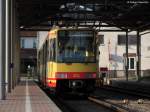 Wagen 812 sonnt sich im goldenen Abendlicht des 22.03.2011 in Menzingen und wartet auf seine Abfahrt nach Karlsruhe Hbf.