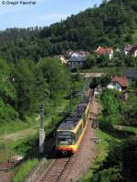 Wagen 909 mit einem weiteren Triebwagen als S41 nach Freudenstadt Hbf. Aufgenommen am 08.05.2011 bei Gausbach.