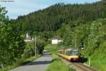 Wagen 903 mit einem weiteren Wagen als S41 nach Karlsruhe Tullastrae beim Einfahrsignal Forbach (Schwarzwald). Aufgenommen am 08.05.2011.