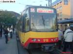 Der Zweisystemwagen 918 am Karlsruher Hauptbahnhof.