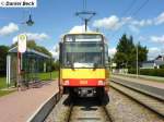 Dieses Foto zeigt den Stadtbahnwagen mit der Nummer 560. Er ist der letzte Panoramawagen seiner Serie. Diese Wagen verkehren beim Karlsruher Verkehrsverbund ausschlielich auf den Linie S1, S11 und S2.