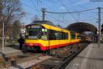 Wagen 846 (ehemals im Regio Bistro-look, aber innen immer noch wie ein Regio Bistro eingerichtet) mit AVG-Logo und ein weiterer Triebwagen als S4 nach Achern in Karlsruhe Albtalbahnhof.