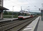 Tw 847 (Regiobistro) und der hintere Tw 880 (James-Rizzi-Bahn) fuhren am  20.06.2011 als S31-Eilzug von Freudenstadt Hbf nach Karlsruhe Hbf. Dann wird das Duo noch gemeinsam als S31/S32 ber KA-Durlach und Bruchsal nach Ubstadt Ort fahren, ehe sie dort getrennt werden. Daraufhin fhrt Tw 847 nach Bruchsal-Menzingen und Tw 880 nach Bruchsal-Odenheim. Diese  hbsche  Duo durchfhrt auf diesem Bild den Bf Ettlingen West.