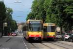 Alt trifft neu. Wagen 125 (GT8-70C  Badewanne ) als Tram 5 nach Rheinhafen neben Wagen 577 (GT8-80C) als S2 nach Reitschulschlag. Aufgenommen am 16.06.2011 am Karl-Wilhelm-Platz, Karlsruhe.