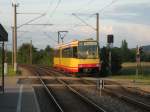 Tw 513 in der Abenddmmerung des 25.07.2011 als S11 von Ittersbach nach Neureut. Er fhrt nun den Bf Ettlingen Neuwiesenreben aus und strebt seinem nchsten Halt Karlsruhe-Rppurr Battstr. entgegen, den er nach ca. 2 - 3 Minuten erreichen wird.