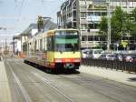 Tw 832 am 02.08.2011 an der Karsruher Haltestelle Ettlinger Tor, der vordere Zielfilm zeigte Hochstetten an, die seitlichen und der hintere seltsamerweise, das von Stadtbahnen nicht planmig bediente