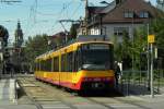 Weil der hintere Triebwagen ein falsches Zugziel anzeigte, habe ich mich mal noch fr den Nachschuss entschieden. Hier hlt das Triebwagenduo in Heilbronn-Friedensplatz. Etwas erkennbar sind auch die Farbunterschiede. Das vordere Fahrzeug (TW 846) ist in signalgelb/signalrot, das hintere (TW 866) in dahliengelb/signalrot lackiert. Aufgenommen am 06.09.2011.