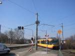 Eben noch fuhr Zweisystem-TW 861 die Rampe beim Bahnhof Karlsruhe-Durlach hoch, jetzt schwenkt er auf die Straenbahngleise der Durlacher Allee in Karlsruhe ein.