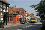 Eingleisig durch Linkenheim -    Die S-Bahnlinie S1/11 fährt in der engen Ortsdurchfahrt in Linkenheim eingleisig in der Straße.