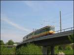 Eine Zweisystem-Stadtbahn der Linie S5 befhrt am Rande des Karlsruher Stadtteils Knielingen eine Brcke ber den kleinen Flu Alb.