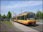 Zweisystem-Stadtbahnwagen 874 steht am 03.05.2006 an der Haltestelle Rheinbergstrasse im Karlsruher Stadtteil Knielingen.