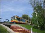 Auch diese Zweisystem-Stadtbahn mit Triebwagen 857 am Zugende verlt die Haltestelle Oberausstrasse im Karlsruher Stadtteil Grtzingen, hier allerdings den etwas hher gelegenen Teil.