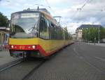 Am fhen Abend des 09.09.2011 mussten der Tw 912 und Tw 883 als S41 von Karlsruhe nach Freudenstadt fahren. Das Duo fhrt nun den Hbf-Vorplatz von Karlsruhe ein. Die Aufnahme enstand am 09.09.2011 auf dem Bahnbergang und mit etwas Zoom.