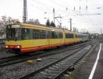 Ein etwas regnerischer Tag in Rastatt Bf. Als der Regen ein bisschen nachlies kam Tw 834 und Tw 880 (James-Rizzi-Bahn) aus der Abstellgleisanlage im Bf Rastatt um dann als S31 nach Karlsruhe Hbf zu fahren. Ich fuhr mit der Rizzibahn auch nach Karlsruhe Hbf. Rastatt Bf, 30.11.2011.