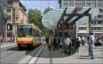 Das Dach, sein Schatten und die Bahn -    Haltestelle Europaplatz in der Karlsruher Innenstadt.