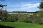 Eine Karlsruher S-Bahn berquert den Stockerbachviadukt in Aach bei Dornstetten.