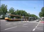 Zweisystem-Stadtbahn 857, eingesetzt auf der Linie S5 in Richtung Mhlacker, verlt am 10.06.2006 die Haltestelle Weinweg auf der Durlacher Allee in Karlsruhe. Genau an dieser Haltestelle bin ich ber 16 Jahre lang morgens auf dem Weg zur Arbeit ausgestiegen - bis die Firma, fr die auf dieser Bahn passenderweise geworben wird, verkauft und mein Arbeitsplatz dadurch Anfang dieses Jahres berlssig wurde.