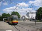 Zweisystem-Triebwagen 878 fhrt als Eilzug auf der Linie S4 nach Achern in den Karlsruher Albtalbahnhof ein.