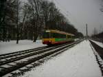 Tw 587 fhrt am Morgen des 19.01.2013 wieder dorthin wo ich gerade hergekommen bin.
Da es aufgrund der russischen Kaltluft auch im tiefen Rheintal Schnee gab, wurde die seltene Gunst der Stunde genutzt, um Straen- und Stadtbahnen in der selten mit Schnee verhllten Residenzstadt Kalrsruhe zu erlegen. Aufgenommen in Dammerstock.