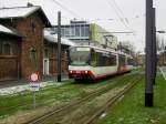 Ein recht seltener Gast konnte am 12.02.2013, in Form vom wei/rot lackiertem Tw 848, auf der Sdostbahn gesichtet werden. Jener ist aber nicht ohne Grund dort, denn der Fasentumzug in der Innenstadt bescherte ihm den besonderen Fahrweg vom Entenfang ber den Khlen Krug, Mathystrae, Hauptbahnhof und der Sdostbahn nach Sllingen. Das Schild im Vordergrund, welches lediglich Stadtbahnen die Durchfahrt erlaubt, wurde erst vor kurzem aufgestellt. Die Schlammnarben im Anfangsbereich des Rasengleises verraten warum.....