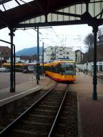 VBK-Tw 303 befindet sich am 23.03.2013 im Rahmen einer TSNV-Sonderfahrt bei der Scheineinfahrt in den Bahnhof Bad Herrenalb. Er hat soeben die Wendeschleife durchfahren und wird nun die virtuellen Fahrgste unter der Jugendstilhalle aufnehmen. (Handyfoto)