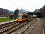 Der TSNV veranstaltete am 23.03.2013 mit dem frisch lackiertem Tw 303 der VBK, der sonst nur im Stadtgebiet von Karlsruhe anzutreffen ist, eine Sonderfahrt auf der Albtalbahn. Durch Zufall erblickte ich das muntere Treiben im Bahnhof Bad Herrenalb und hatte Dank moderner Technik auch eine Kamera dabei (Handykamera).
Inzwischen sind alle Teilnehmer dieser Sonderfahrt bereits wieder eingestiegen und machen sich samt  Sonderling  wieder auf dem Weg in die Fcherstadt. Gute Fahrt noch!