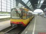 02. Juni 2006: AVG-Zweisystem-Stadtbahnwagen mit der Nummer 911 pendelt zwischen Karlsruhe Hauptbahnhof und Freudenstadt Hauptbahnhof als Eilzug der Linie S31. Halte des Eilzuges sind nach Karlsruhe, Rastatt, Gaggenau, Gernsbach, Weisenbach, Forbach, Baiersbronn und schon ist man in Freudenstadt.