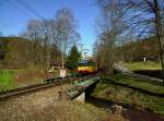 Auf der Albbrücke kurz hinter dem Hp. Bad Herrenalb Kullenmühle konnte am sonnigen 20.03.2014 Tw 578 mit S 30020 abgelichtet werden. 