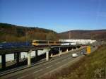 Am 20.03.2014 konnte ich Tw 557 als S 20018 auf dem Weg nach Ittersbach beim Befahren der Rampe zum blauen Wunder des Albtales in Busenbach ablichten. Der obligatorische weiße Lieferwagen durfte natürlich nicht fehlen.... 