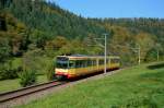 Aufgrund von Bauarbeiten zwischen Rüppurr und Busenbach und fehlender Wendemöglichkeiten kamen zwischen 03. und 05.10.2014 die alten Zweisystemer der ersten Generation im Albtal zum Einsatz. Da am Tag der deutschen Einheit die Sonne vom Himmel lachte konnte die Zeit zur Dokumentation der besonderen Betriebssituation genutzt werden. Tw 834 konnte so hinter Marxzell als S 30020 erwischt werden.