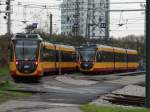 AVG Bombardier Flexity Swift (Wagen 936) und (Wagen 938) am 04.12.14 in Karlsruhe Albtalbahnhof von einen Gehweg aus fotografiert 