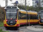 AVG Bombardier Flexity Swift (Wagen 936) am 04.12.14 in Karlsruhe Albtalbahnhof von einen Gehweg aus fotografiert 