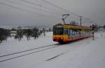 Nicht ganz pünktlich (Weiche 12W01 in Langensteinbach wollte sich mit dem ganzen weißen Zeug nicht so recht anfreunden) passierte Tw 564 am 29.12.2014 das Einfahrsignal des Bahnhofes Ittersbach. Er war als S 20025 (RITBR - RKNEK) unterwegs. 